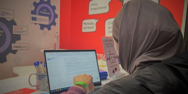 IMG_9143resized Nutzerin der DIWI Chatbot bei der DeGUT Messe in Berlin